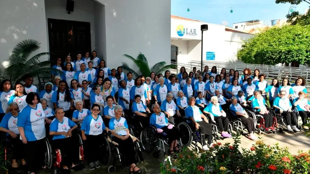 Colaboradoras e idosas do Lar Nossa Senhora Aparecida reunidas para comemorar centenário da Obra Social