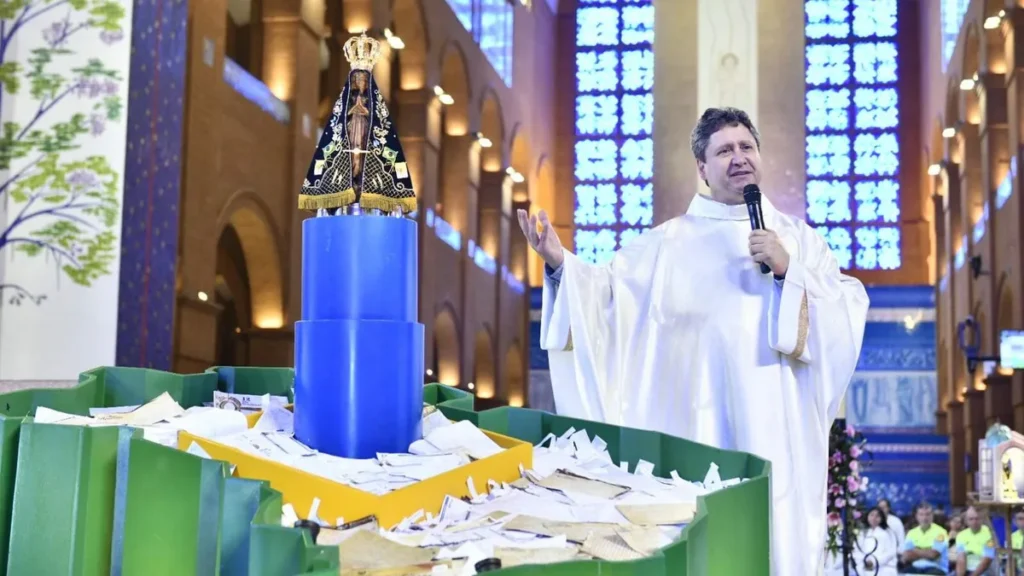 Imagem Pe. Eduardo Catalfo durante celebracao do Dia Oracional Mariano do artigo 12 de maio: Dia Oracional Mariano é celebrado no Santuário Nacional