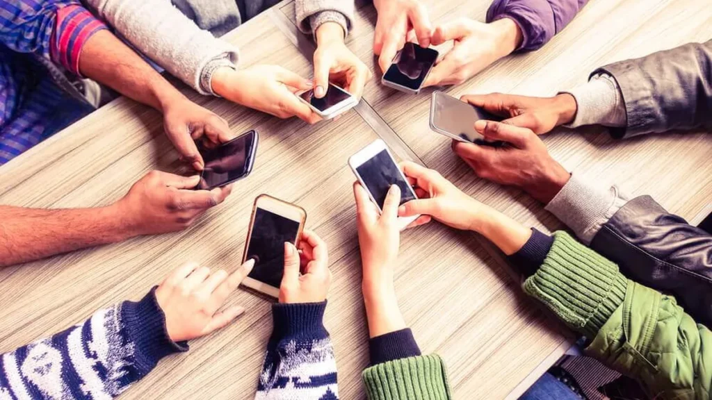 Imagem Maos nos Celulares do artigo Dia Mundial das Comunicações