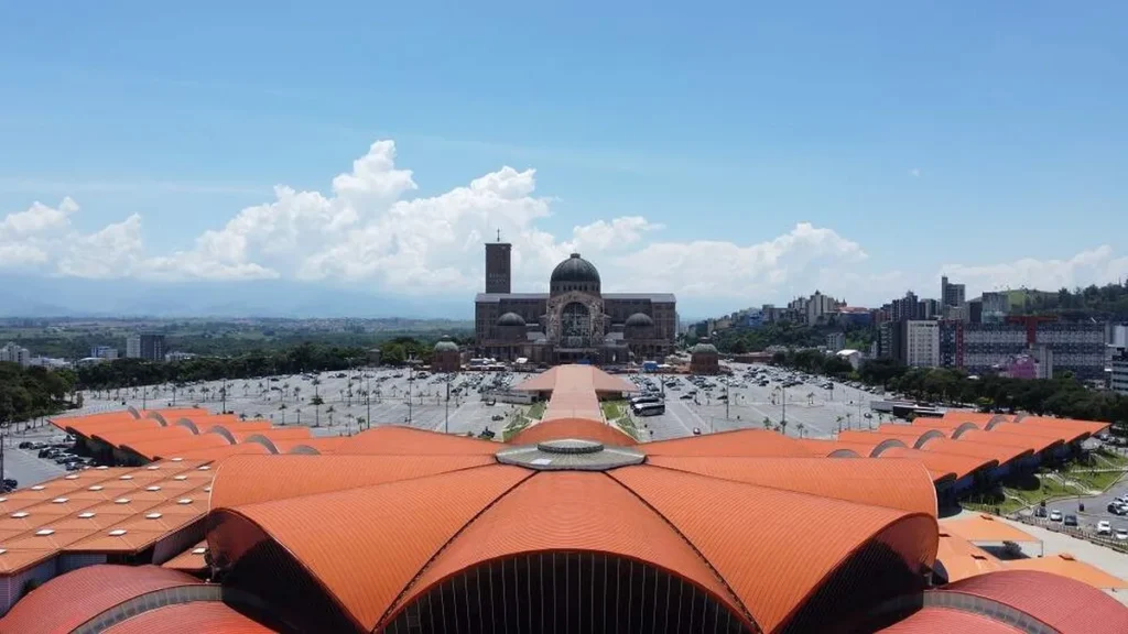 Imagem Vista panoramica do car e santuario do artigo Centro de Apoio ao Romeiro: 25 anos de história e acolhida