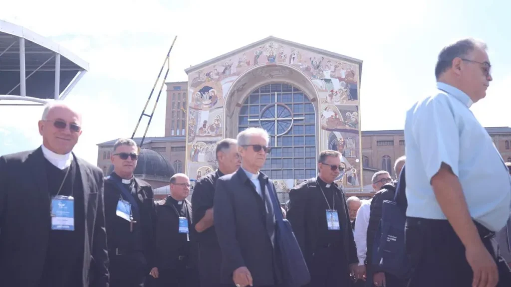 Imagem Bispos caminhando em Aparecida do artigo Aparecida completa 13 anos como sede da Assembleia Geral da CNBB