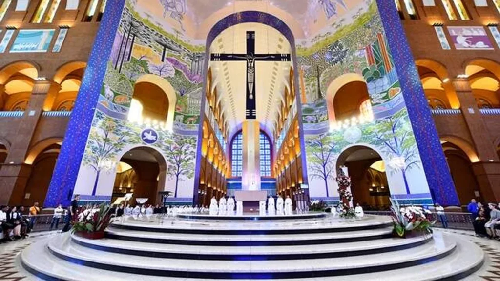 Imagem ALTAR CENTRAL MISSA do artigo Santuário Nacional celebra Vigília pelos Mortos de AIDS e Dia Mundial das Comunicações Sociais no fim de semana