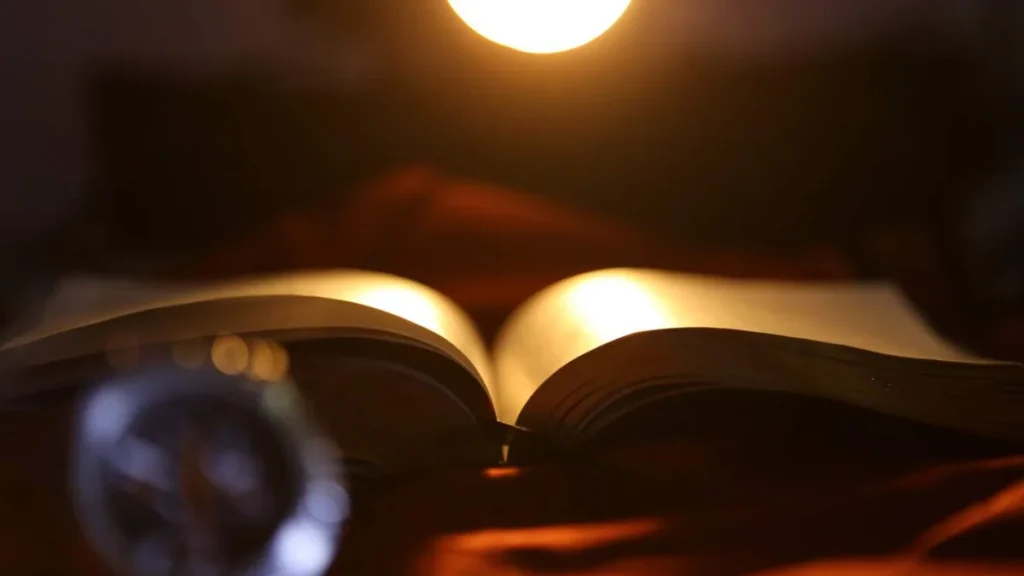 Imagem Biblia aberta com uma luz em cima do artigo Entenda o poder do Espírito Santo em versículos