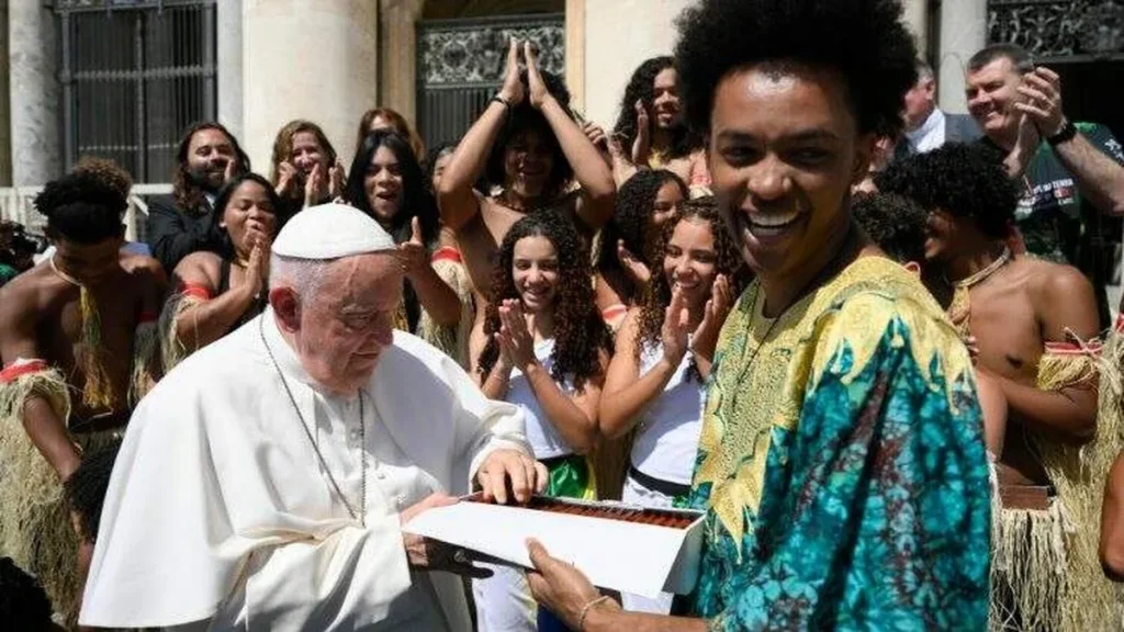 Imagem Brasileiros em Audiencia Geral com o Papa Francisco do artigo Capoeira, dança e batucada brasileira encantam o Papa na Audiência Geral