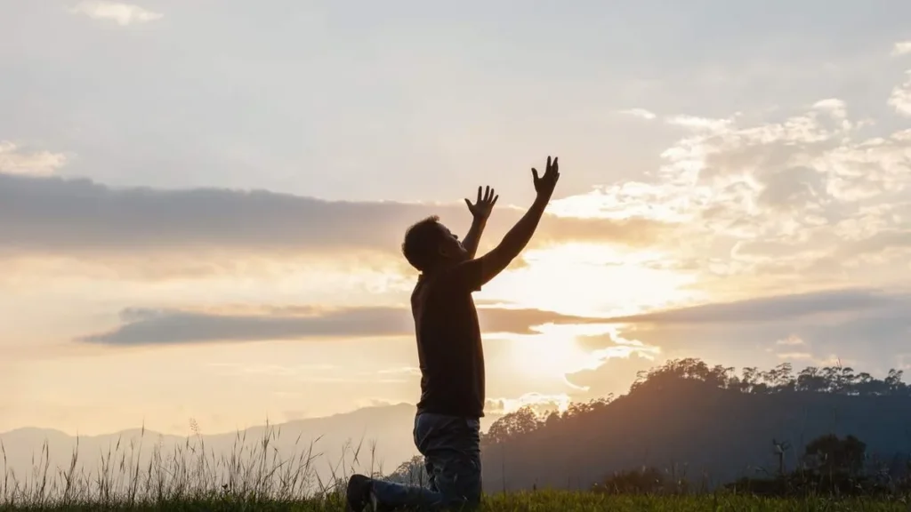 Imagem Homem ajoelhado olhando para o ceu do artigo Um Deus que ama o sofrimento?
