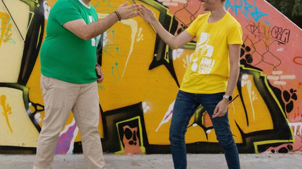 Imagem Jovens tocando as maos do artigo JMJ 2023: Os jovens e a amizade social