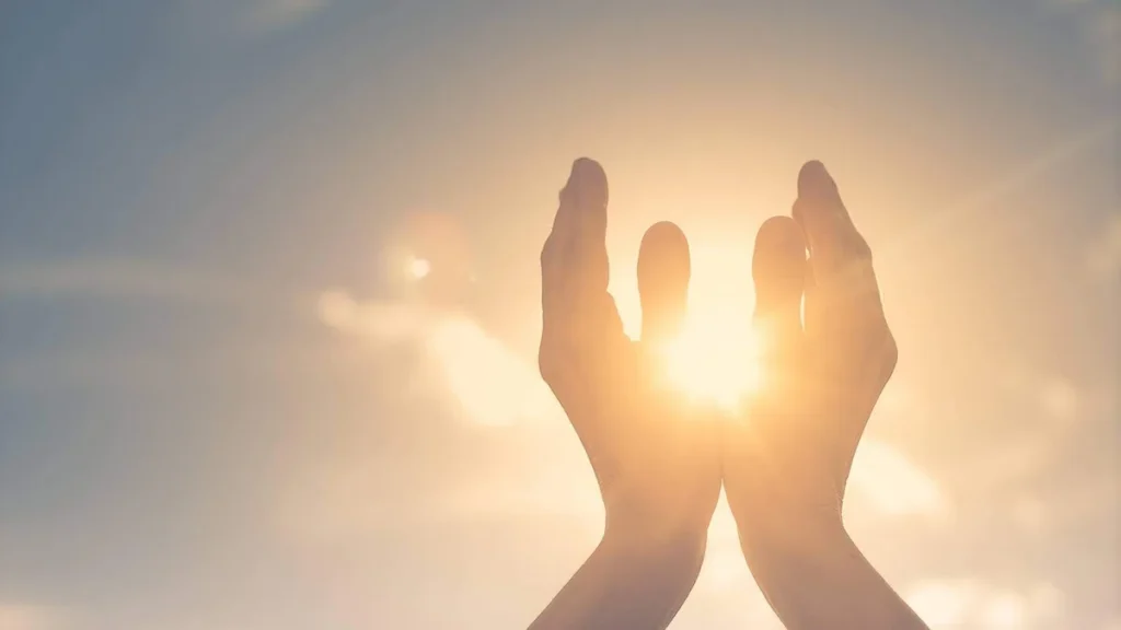 Imagem Maos erguidas para o ceu em posicao de oracao do artigo Aprenda a confiar em Deus