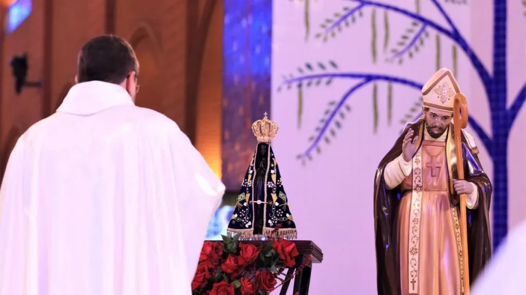 Imagem de Santo Afonso como bispo, ao lado da imagem de Nossa Senhora Aparecida, no Altar Central do Santuário Nacional