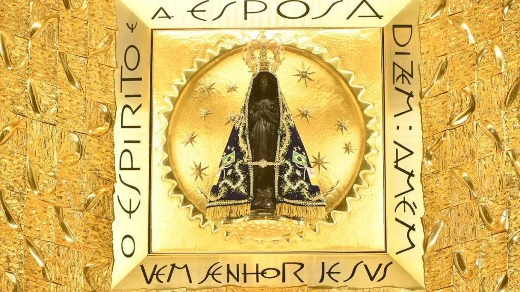 Imagem Novo manto de Nossa Senhora Nicho do artigo Reze com Maria no Instagram do Santuário Nacional