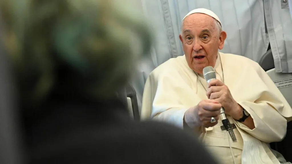 Imagem O Papa em voo papal no retorno para Roma apos Viagem Apostolica do artigo Veja a mensagem do Papa para o 60º Dia Mundial de Oração pelas Vocações