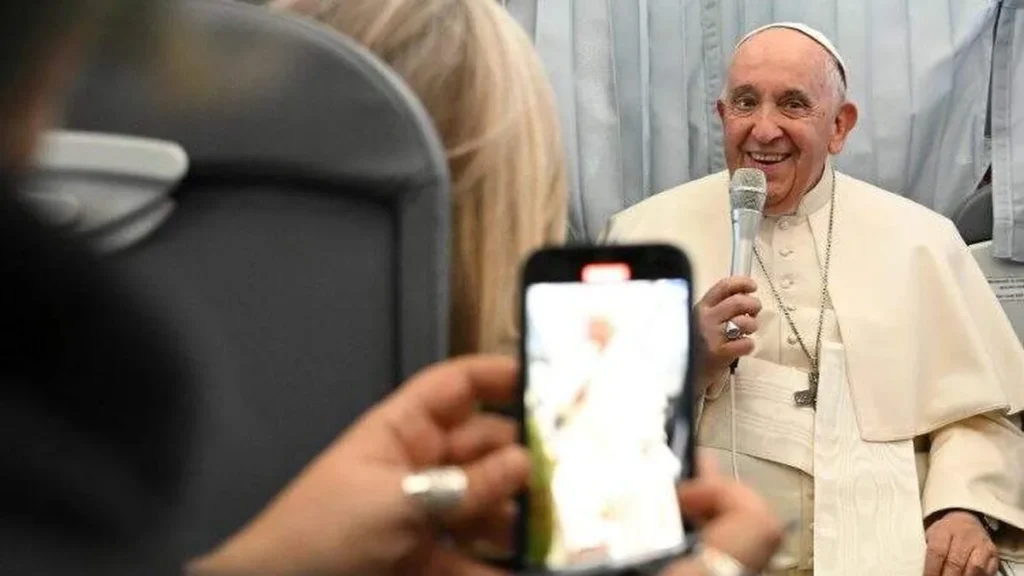 Imagem O Papa em voo papal no retorno para Roma apos Viagem Apostolica do artigo Papa defende a preservação do patrimônio audiovisual da Igreja