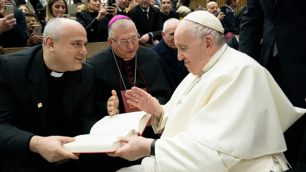 Imagem Papa abencoa traducao do Missal Romano do artigo Uma nova publicação do Missal Romano