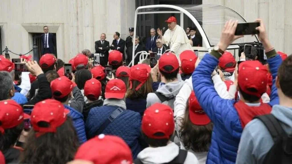 Imagem Papa Francisco em encontro com jovens na Praca Santa Marta do artigo Veja o conselho do Papa Francisco para não existir fofoca