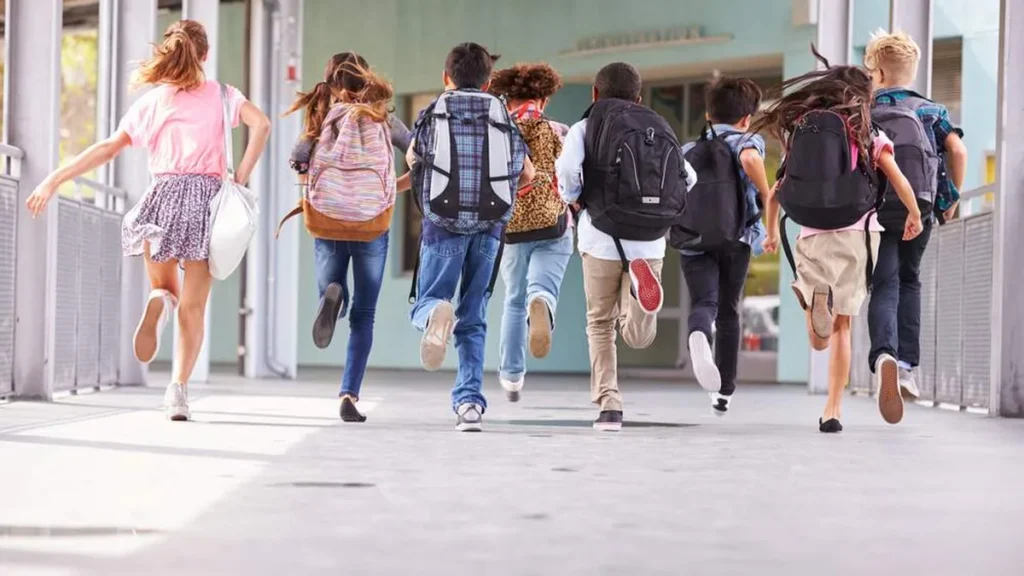 Imagem alunos escola do artigo Nossas Escolas clamam pela Paz e pelo Bem