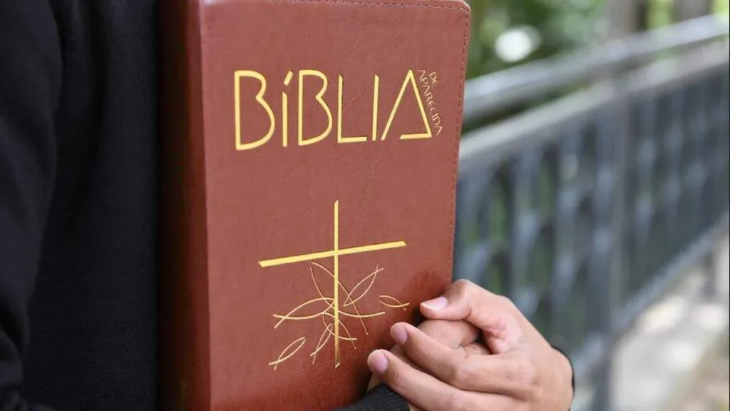 Imagem biblia revista setembro do artigo Amor que constrói, alegria de anunciar a Palavra de Deus