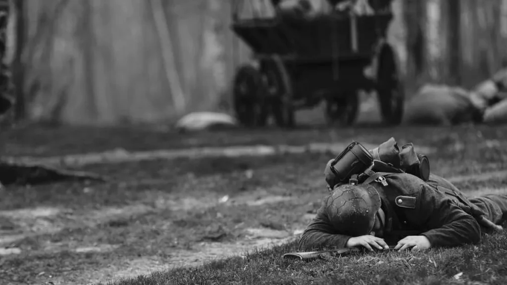 Soldado caído no chão durante Segunda Guerra Mundial