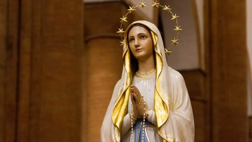 Imagem shutterstock virgem lourdes do artigo Quem confia em Maria e reza o terço não se desespera