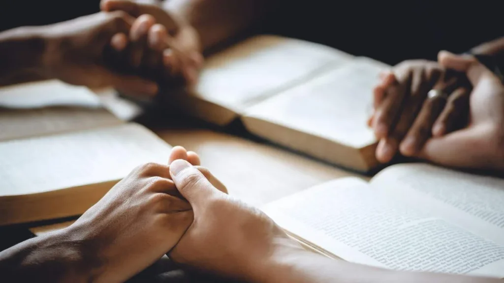 Imagem Cristaos dando as maos em oracao do artigo Perseguições aos cristãos estão cada vez mais graves, diz relatório da Ajuda à Igreja que Sofre