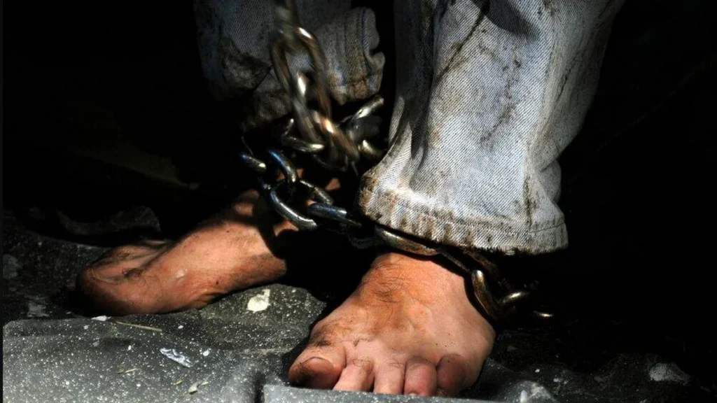Imagem Pes acorrentados um tipo de tortura do artigo Intenção de oração do Papa para o mês de junho é a abolição a tortura