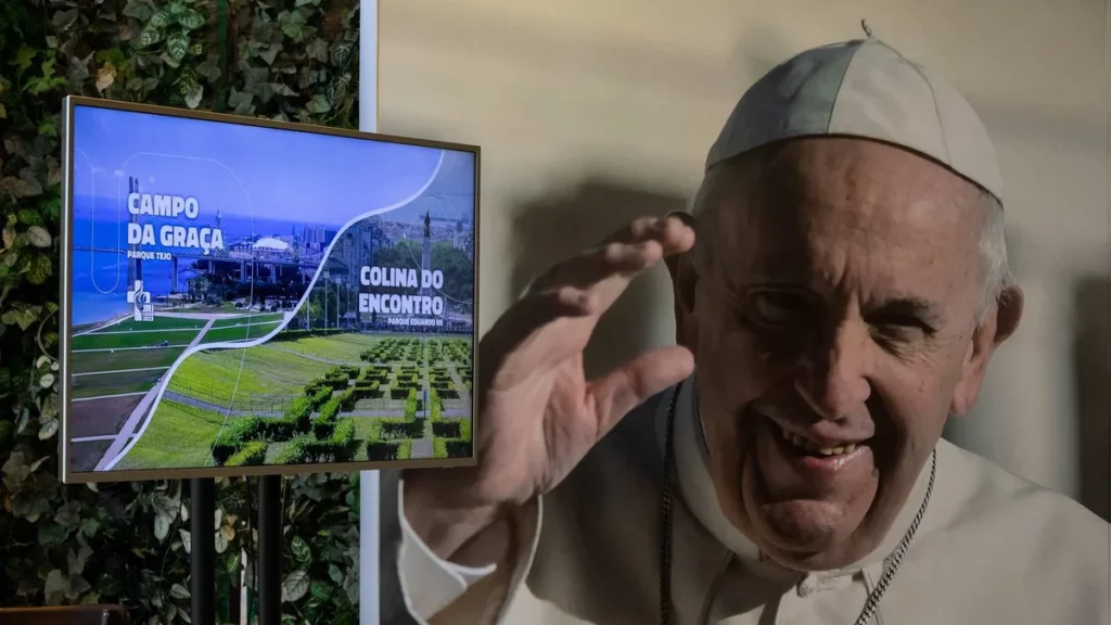 Imagem Apresentacao dos locais da JMJ em uma TV com imagem do Papa Francisco ao fundo do artigo A 50 dias da JMJ, saiba como vão os preparativos