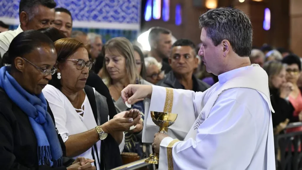 Imagem Comunhao Padre Catalfo do artigo Saiba cinco conselhos para o momento da comunhão