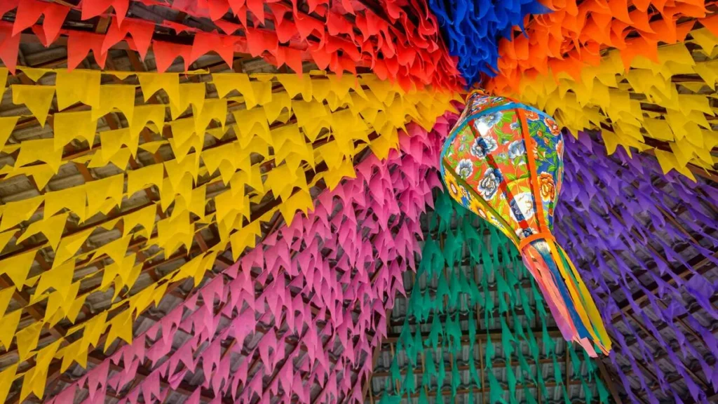 Imagem Bandeirinhas de Festas Juninas do artigo Festas Juninas: A tradição e a devoção brasileira aos santos juninos