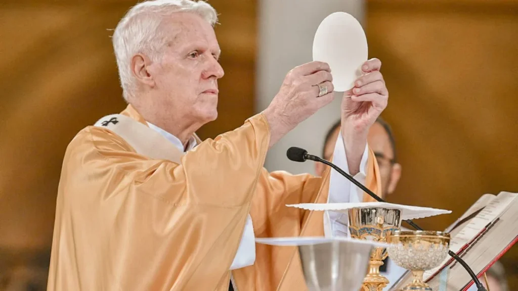 Imagem Dom Orlando consagrando a hostia do artigo O que o Catecismo da Igreja ensina sobre a Eucaristia?