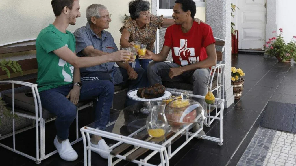 Imagem Familia Raposo e familia de acolhimento na JMJ do artigo Famílias de acolhimento e sua missão na JMJ