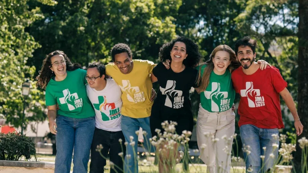 Imagem Jovens sorrindo com camisetas da JMJ do artigo JMJ: Jovens podem participar do Festival da Juventude