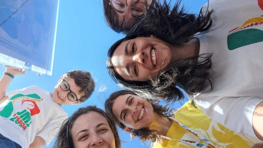 Imagem Jovens unidos e abracados sorrindo para a camera do artigo Saiba como vivenciar a JMJ mesmo à distância