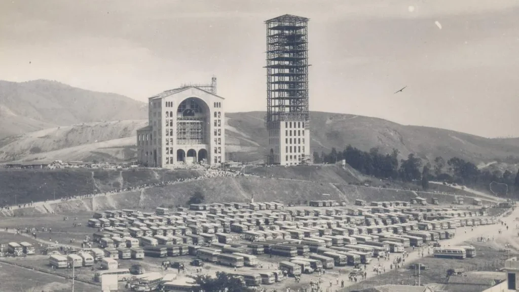 Imagem Montagem da estrutura da Torre Brasilia no Santuario Nacional do artigo Celebração: 64 anos do primeiro atendimento aos romeiros no Santuário