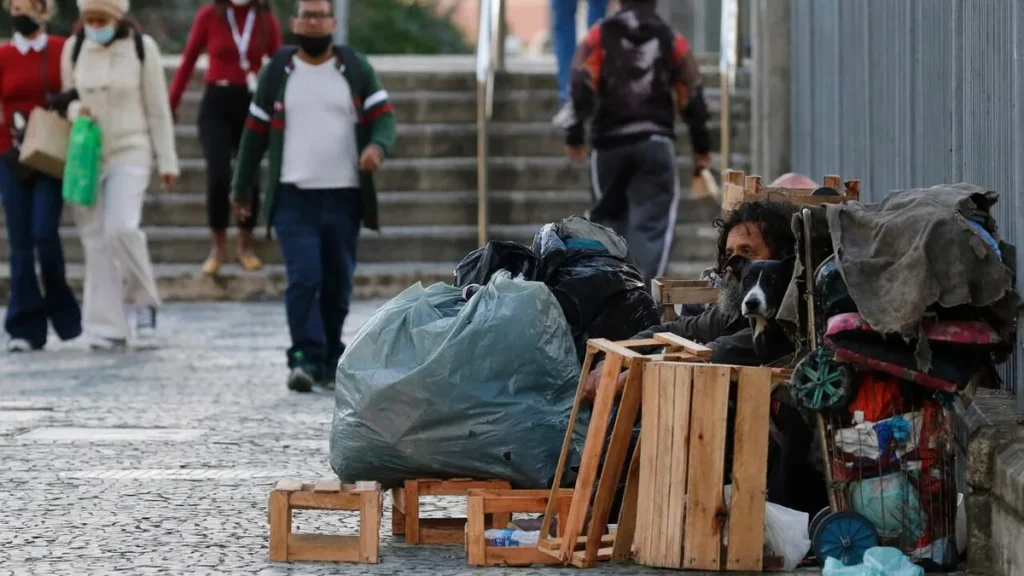 Imagem Moradora de rua em situacao critica do artigo Papa Francisco divulga mensagem para o Dia Mundial dos Pobres