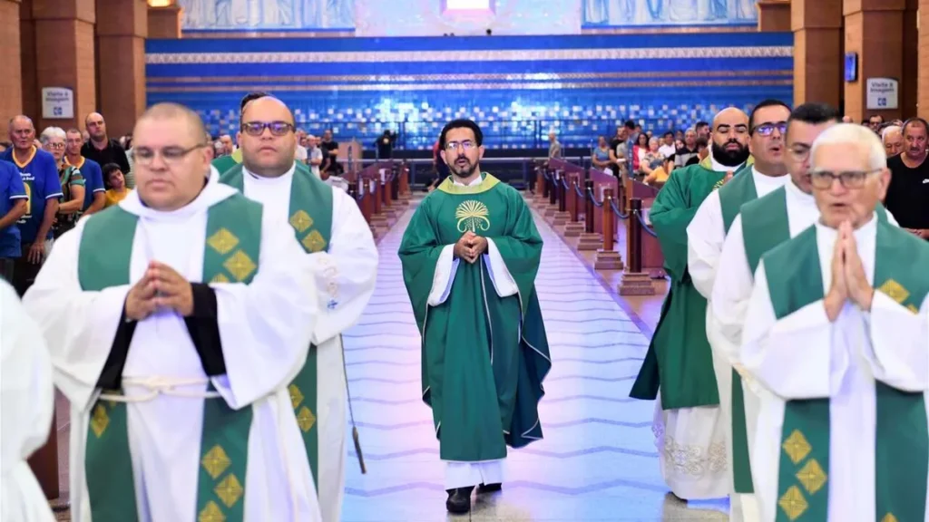 Imagem Padres de verde do artigo Você sabe por que o Tempo Comum recebe este nome?