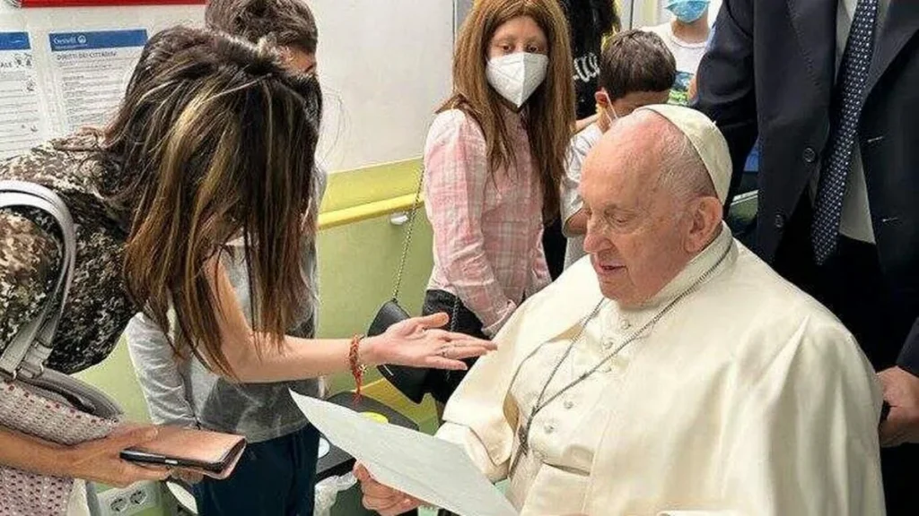 Imagem Papa Francisco no hospital Gemelli em Roma do artigo Papa Francisco terá alta do hospital nesta sexta-feira