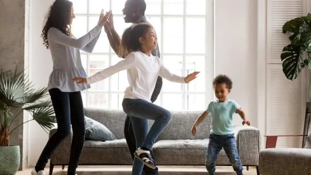 Imagem familia feliz brincando e dancando do artigo 5 músicas pra ouvir em família! 👪