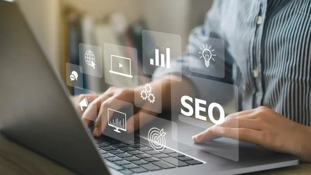 Imagem mulher trabalhando com notebook SEO do artigo Evangelização no mundo digital: os desafios do SEO e algoritmos