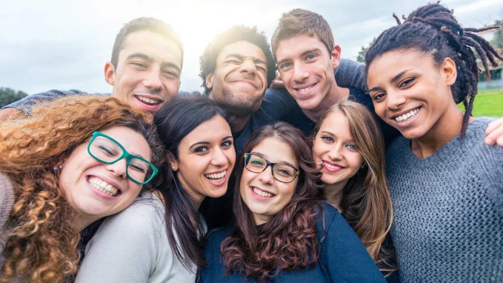 Imagem Jovens juntos e sorrindo do artigo Aproveite suas férias: cursos de curta duração para expandir conhecimentos