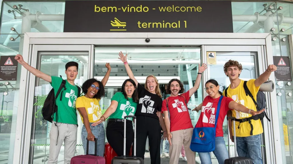 Imagem Jovens com camiseta da JMJ e malas prontas para viajar do artigo A JMJ para quem fica no Brasil: Unidos em oração