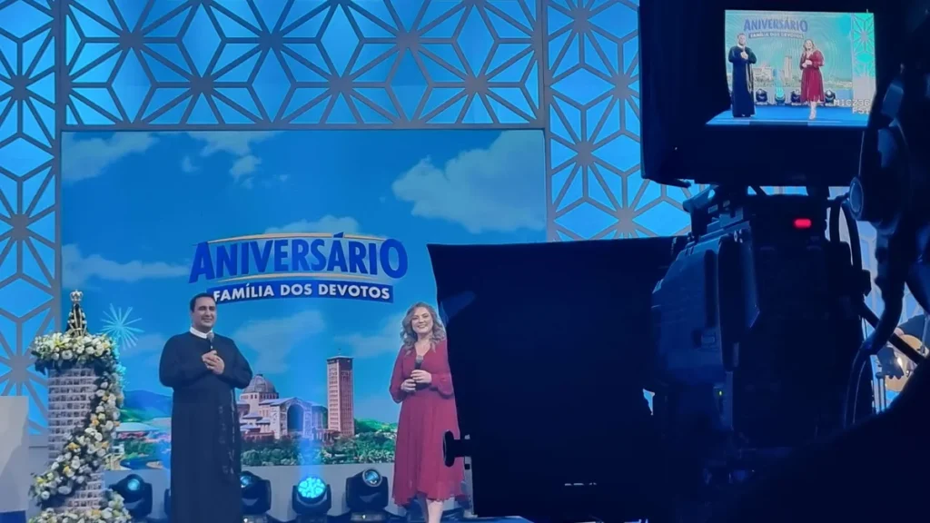 Imagem Central familia dos devotos Juana Tannus compressed do artigo TV Aparecida celebra 24 anos da Família dos Devotos