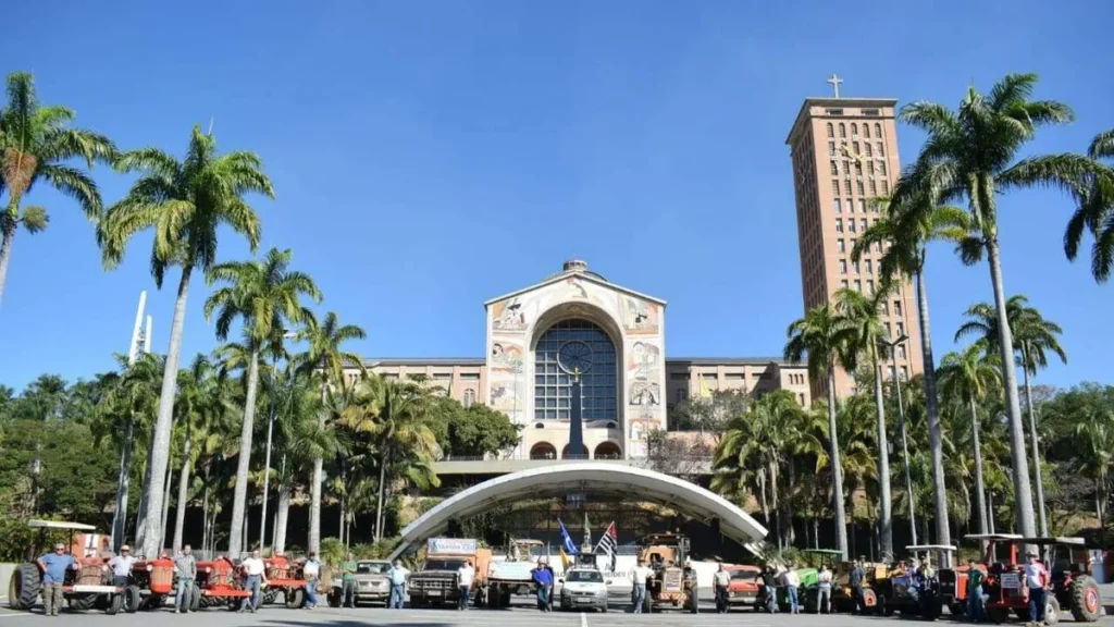 Imagem Romaria de Tratores chega ao Santuario Nacional do artigo Mais de 500 km percorridos: Romaria de Tratores chega ao Santuário