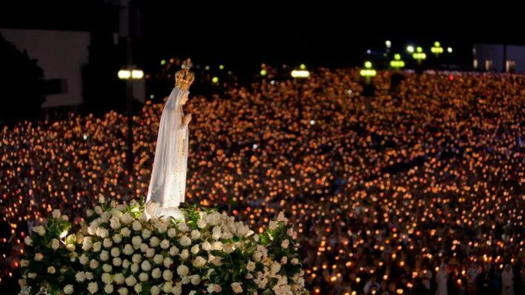 Imagem Procissao das velas no do Santuario de Nossa Senhora de Fatima do artigo JMJ 2023: Conheça algumas tradições católicas de Portugal