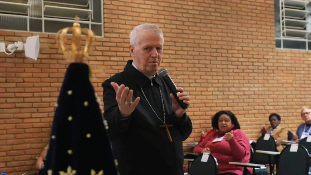 Imagem Dom Orlando apontando para Nossa Senhora do artigo Santuário Nacional celebra 38 anos da Academia Marial