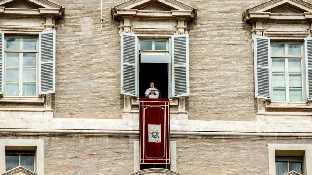 Imagem Papa Francisco durante o Angelus numa das janelas do Vaticano do artigo Papa Francisco apela por justiça diante da crise dos grãos por causa da guerra