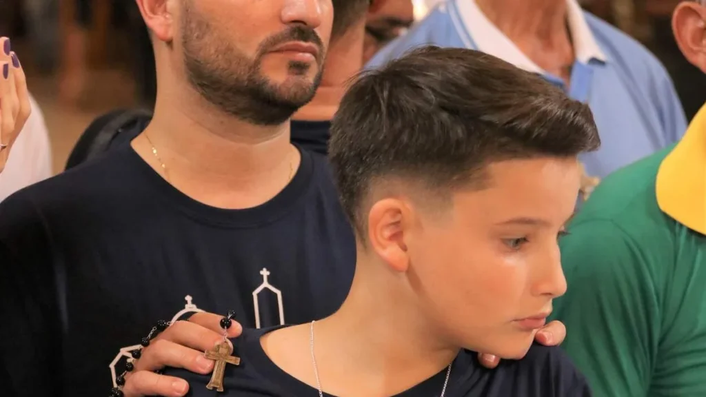 Imagem Pai e filho rezando o Terco do artigo Em família, celebre o Dia dos Pais em Aparecida
