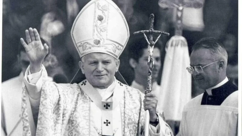 João Paulo II em visita ao Santuário Nacional em 1980.