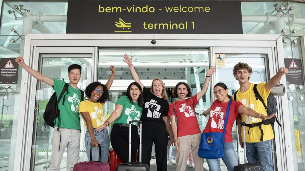 Imagem Jovens de malas prontas para a JMJ do artigo Falta um mês para JMJ de Lisboa