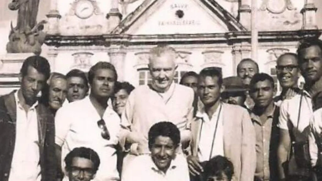 Imagem Padre Vitor Coelho e fotografos na praca da Basilica Historica em Aparecida SP do artigo Graças alcançadas Padre Vítor Coelho: cura de febre alta
