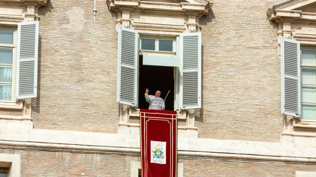 Imagem Papa Francisco em anuncio na Praca de Sao Pedro do artigo Papa anuncia Consistório para setembro