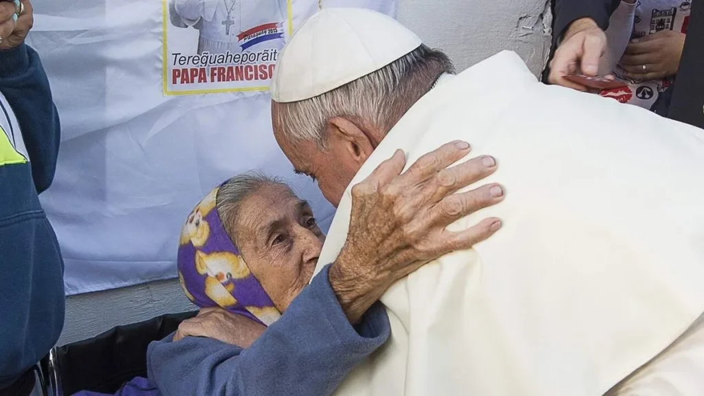 Imagem Papa abraca idosa do artigo Papa concede Indulgência Plenária no 4º Dia Mundial dos Avós