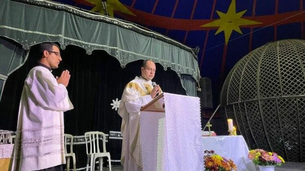 Imagem missa no picadeiro de um circo do artigo O que é a Pastoral dos Nômades?